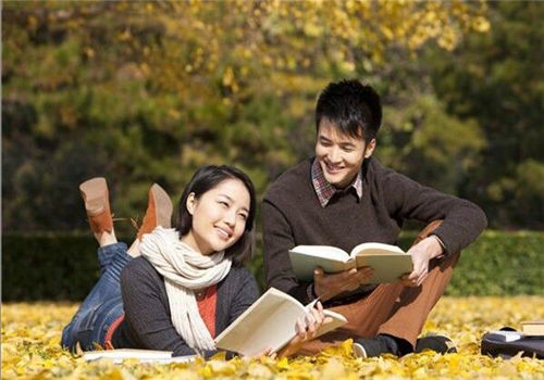 阿強與小曼在校園讀書